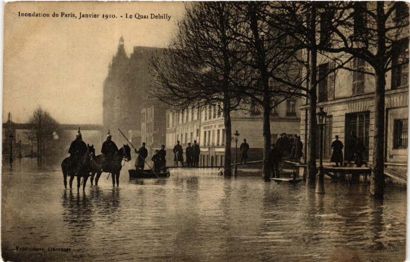 Carte postale ancienne Inondations de Paris - Janvier 1910 - Le Quai Debilly à Paris 16e