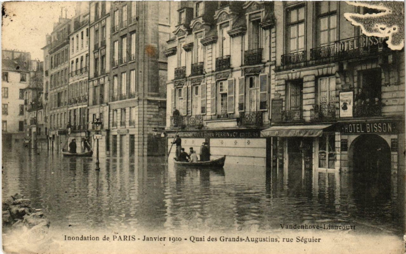 Carte postale ancienne Inondation de Paris 1910. Quai des Grands-Augustins à Paris