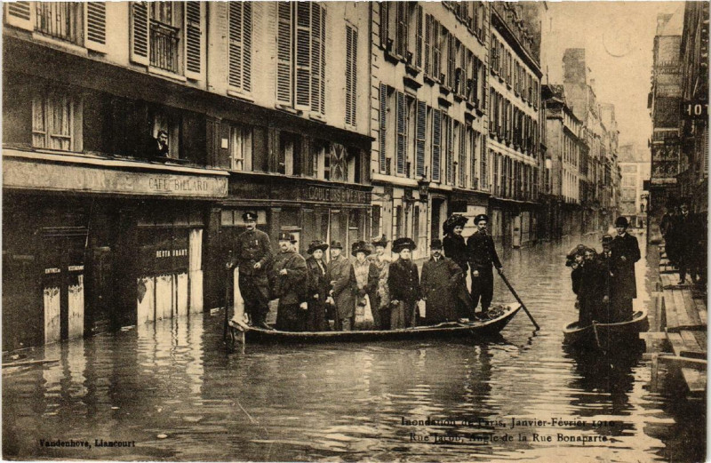 Carte postale ancienne Inondation de Paris 1910. Rue Jacob Angle de la Rue Bonaparte à Paris