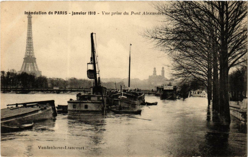 Carte postale ancienne Inondation de Paris 1910. vue prise du Pont Alexandre à Paris