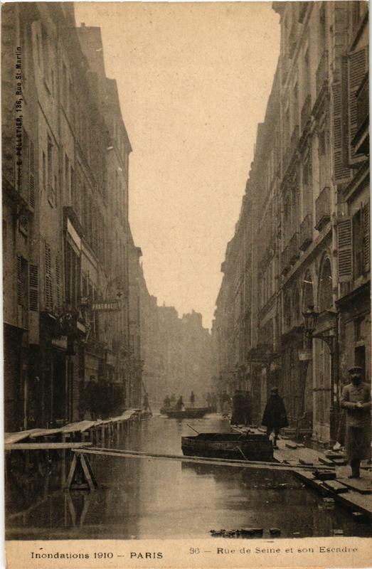 Carte postale ancienne Inondations 1910 Paris 36 Rue de Seine et son Escadre à Paris