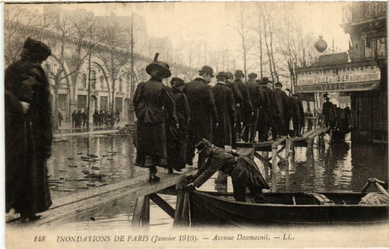 Carte postale ancienne Inondations 1910 Paris Avenue Daumesnil à Paris