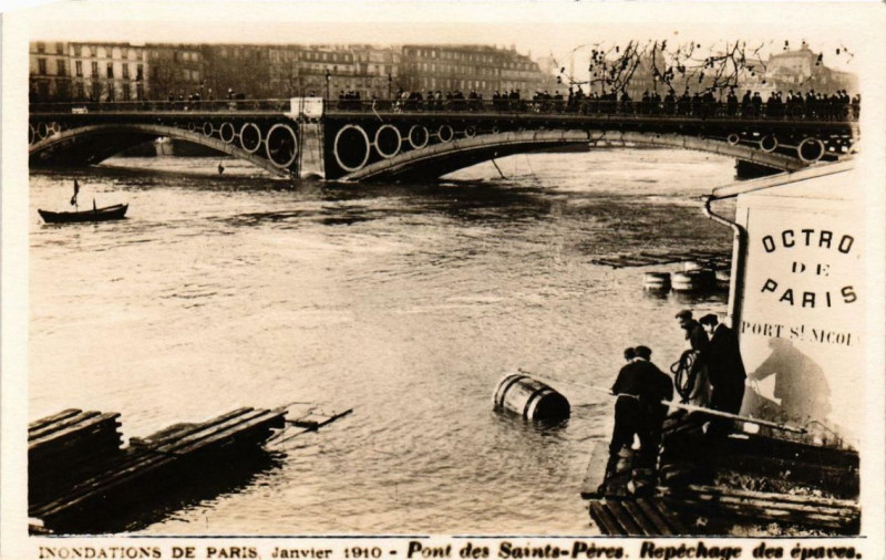 Carte postale ancienne Inondations 1910 Paris Pont des Saints-Peres à Paris