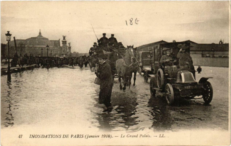 Carte postale ancienne Inondations de Paris Le Grand Palais à Paris