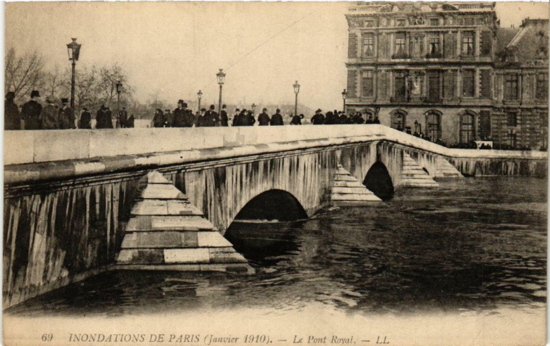 Carte postale ancienne Inondations de Paris Le Pont Royal à Paris