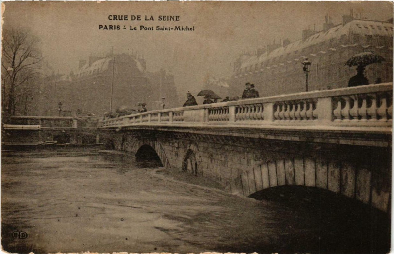 Carte postale ancienne Crue de la Seine Paris Le Pont Saint-Michel à Paris