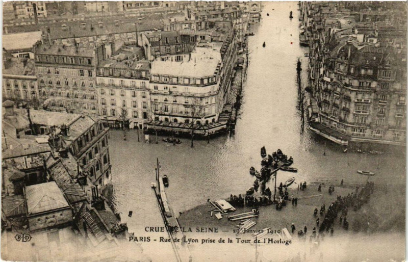 Carte postale ancienne Crue de la Seine Paris Rue de Lyon prise de la Tour de l'Horloge à Paris