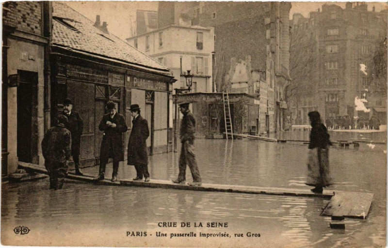 Carte postale ancienne Crue de la Seine - Une passerelle improvisée, rue Gros à Paris 16e