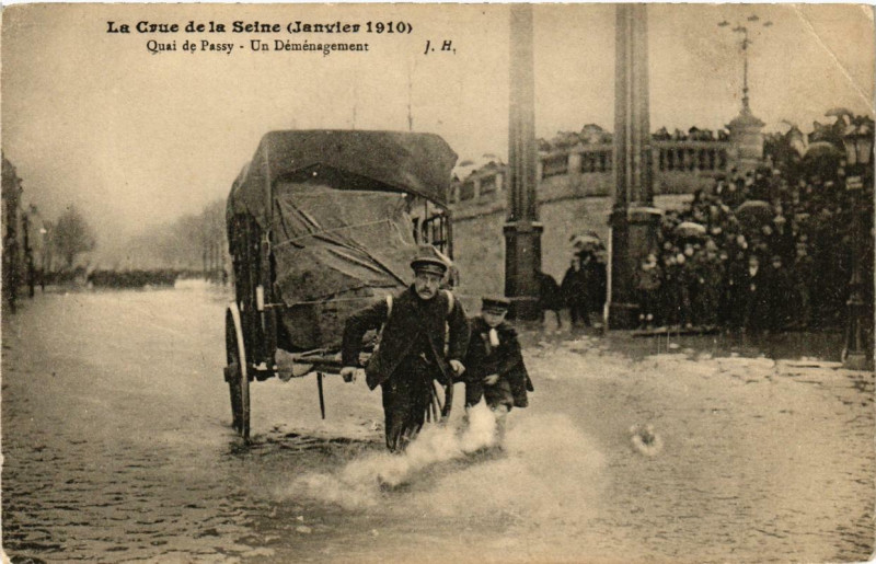 Carte postale ancienne La Crue de la Seine (Janvier 1910) - Quai de Passy - Un Déménagement à Paris 16e