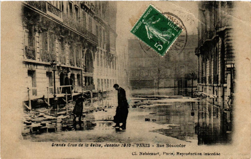 Carte postale ancienne Grande Crue de la Seine Paris Rue Boccador à Paris