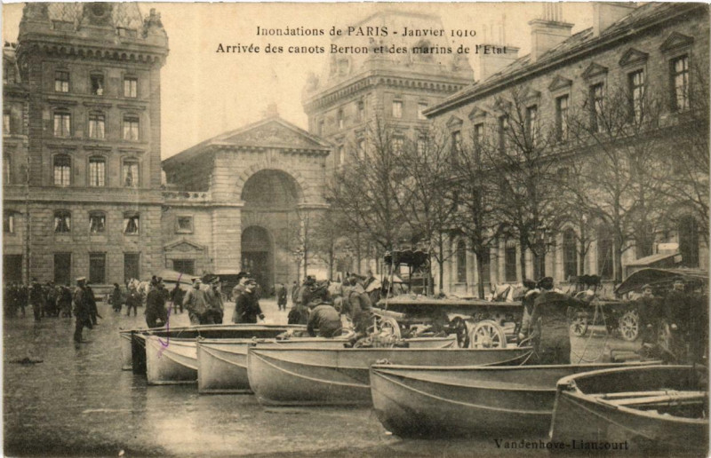 Carte postale ancienne Inondation de Paris 1910. Arrivée des Canots Berton à Paris