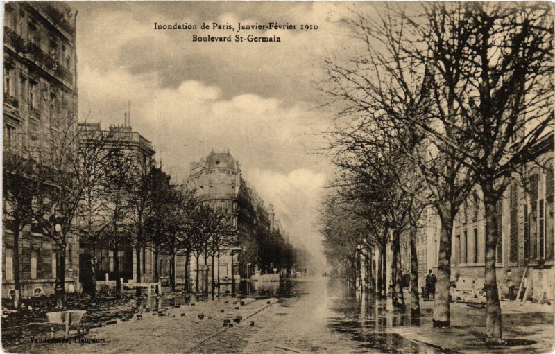 Carte postale ancienne Inondation de Paris 1910. Boulevard Saint-Germain à Paris