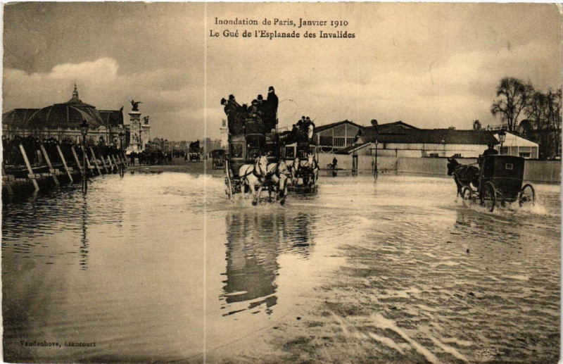 Carte postale ancienne Inondation de Paris 1910. La Gue de l'Esplanade des Invalides à Paris