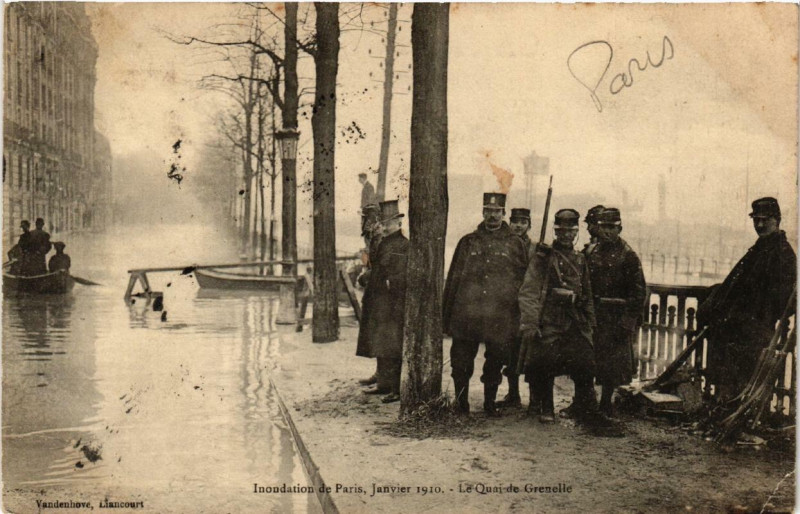 Carte postale ancienne Inondations de Paris, Janvier 1910 - Le Quai de Grenelle à Paris 15e