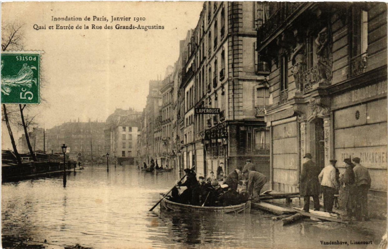 Carte postale ancienne Inondation de Paris 1910. Quai et Entrée Rue des Grands-Augustins à Paris