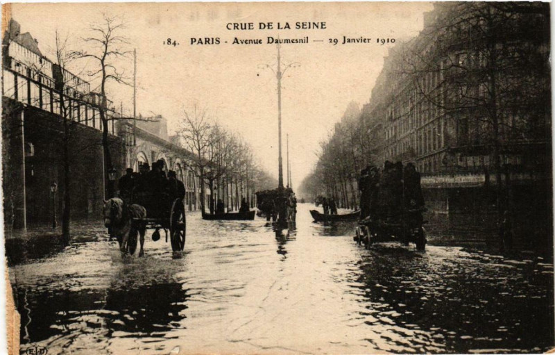 Carte postale ancienne Crue de la Seine Paris Avenue Daumesnil à Paris