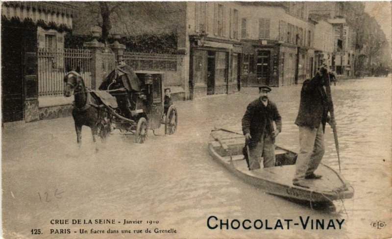 Carte postale ancienne Crue de la Seine Paris Un fiacre dans une rue de Grenelle à Paris