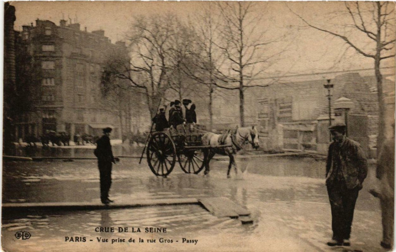 Carte postale ancienne Crue de la Seine - Vue prise de la rue Gros - Passy à Paris 16e