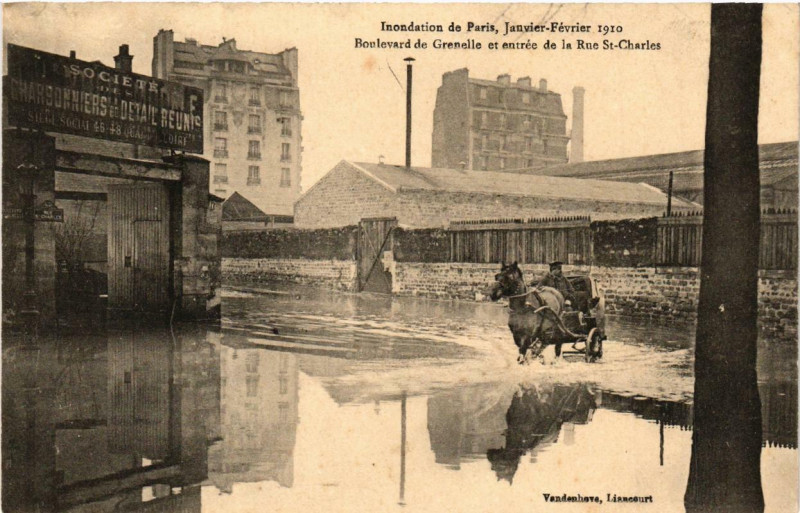 Carte postale ancienne Inondation de Paris 1910. Boulevard de Grenelle Rue Saint-Charles à Paris