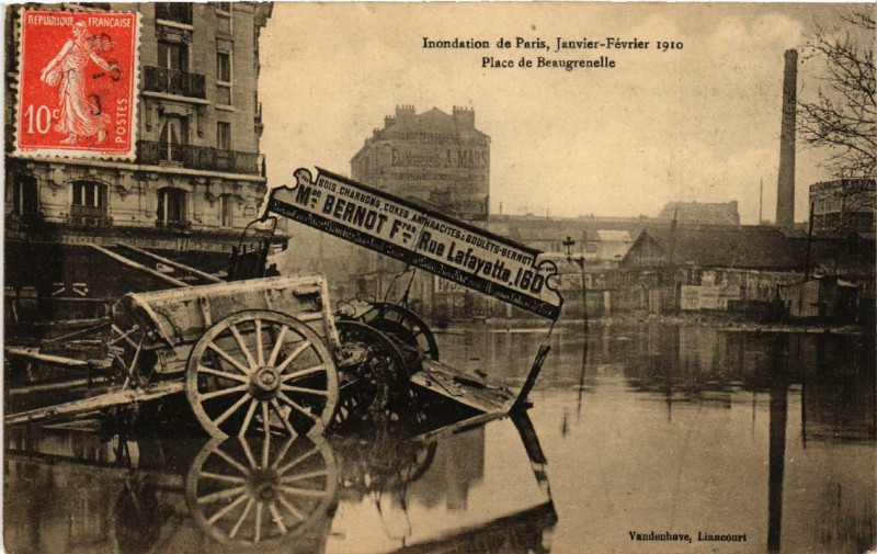 Carte postale ancienne Inondation de Paris 1910. Place de Beaugrenelle à Paris