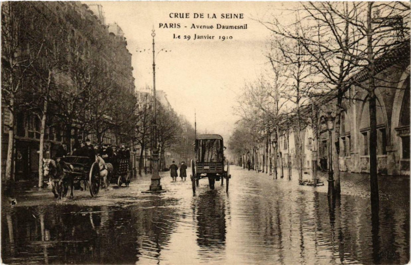Carte postale ancienne Crue de la Seine - Avenue Daumesnil à Paris 12e