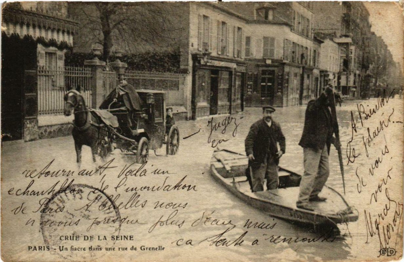 Carte postale ancienne Crue de la Seine Paris Un fiacre dans une rue de Grenelle à Paris
