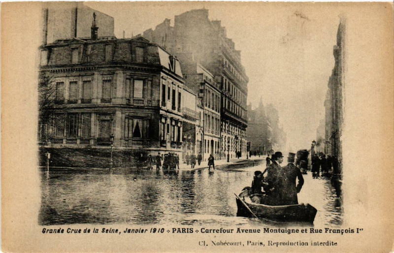Carte postale ancienne Grande Crue de la Seine Paris Carrefour Avenue Montaigne à Paris