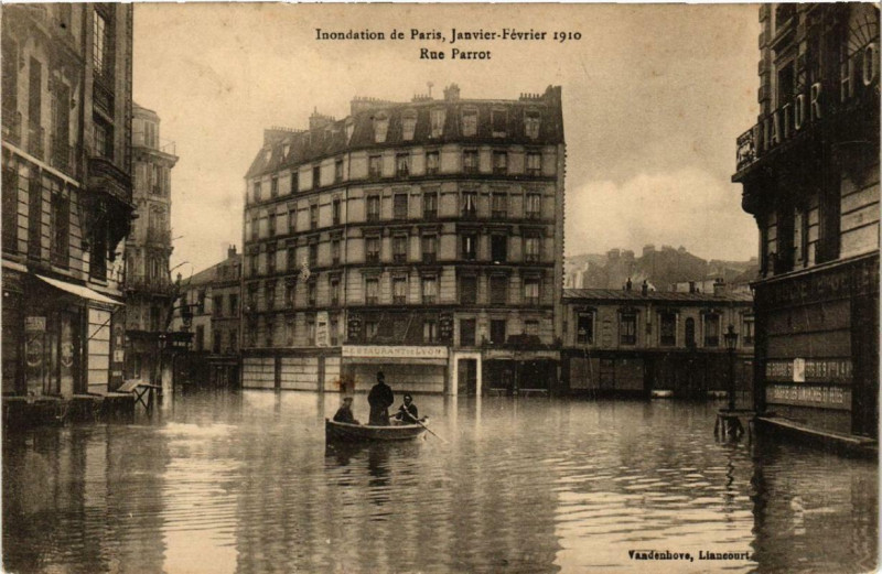 Carte postale ancienne Inondation de Paris 1910 Rue Parrot à Paris