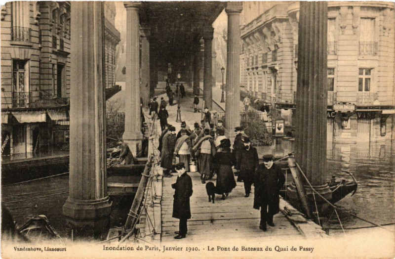 Carte postale ancienne Inondation de Paris 1910. Le Pont de Bateaux du Quai de Passy à Paris