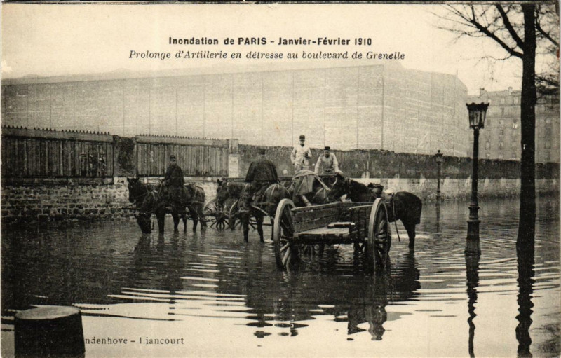 Carte postale ancienne Inondation de Paris 1910. Prolonge d'Artillerie en detresse à Paris