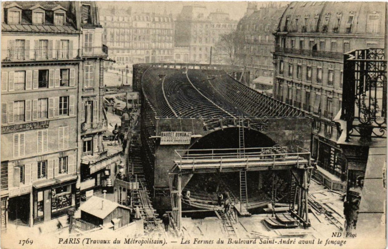 Carte postale ancienne Paris Travaux du Metropolitain. Les Fermes du Bd Saint-Andre à Paris