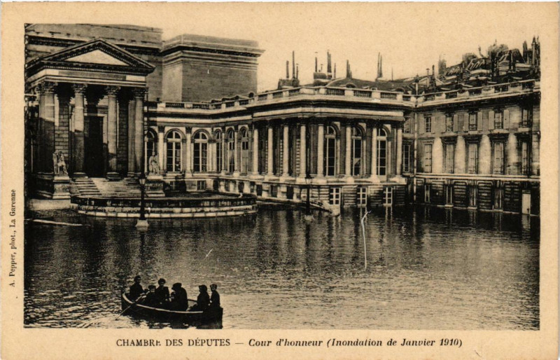 Carte postale ancienne Chambre Des Deputes. Cour d'honneur