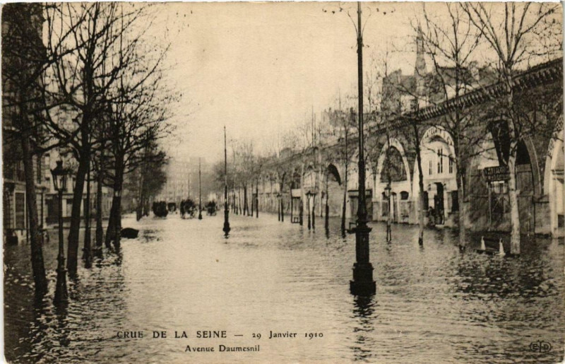 Carte postale ancienne Crue de la Seine Paris Avenue Daumesnil à Paris
