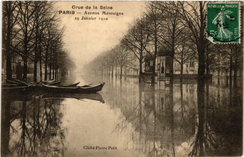 Carte postale ancienne Crue de la Seine Paris Avenue Montaigne à Paris