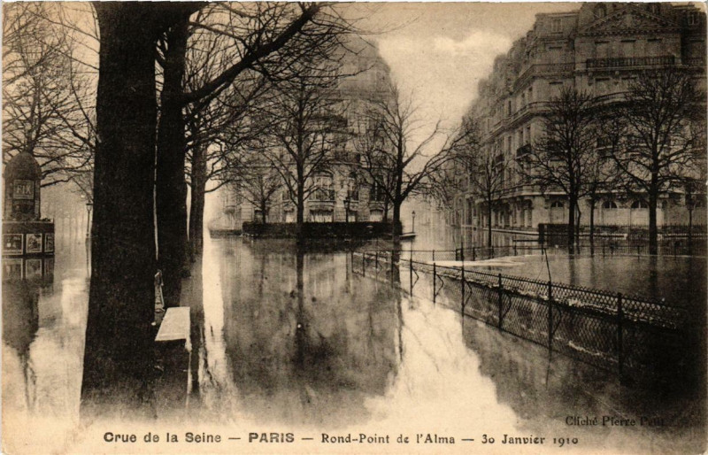 Carte postale ancienne Crue de la Seine Paris Rond-Point de l'Alma à Paris
