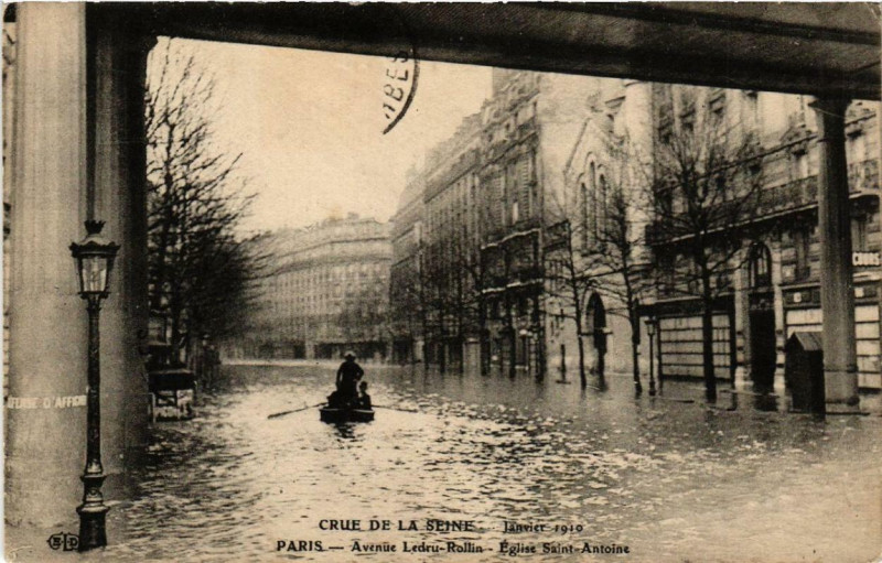 Carte postale ancienne Crue de la Seine Paris Avenue Ledru-Rollin Eglise Saint-Antoine à Paris