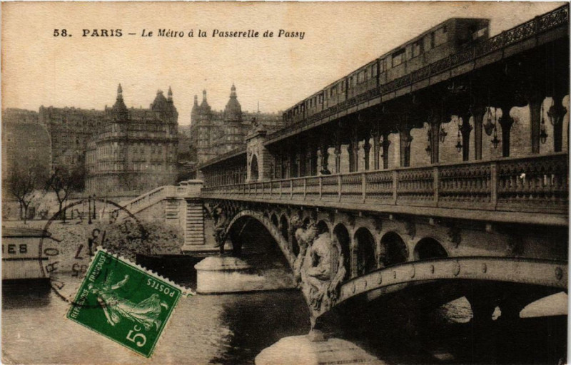 Carte postale ancienne Le Métro à la Passerelle de Passy à Paris 15e