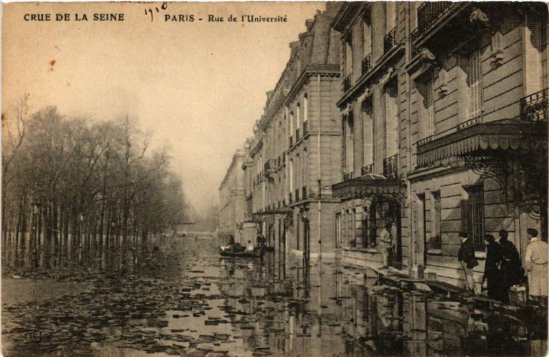Carte postale ancienne Crue de la Seine Paris Rue de l'Universite à Paris