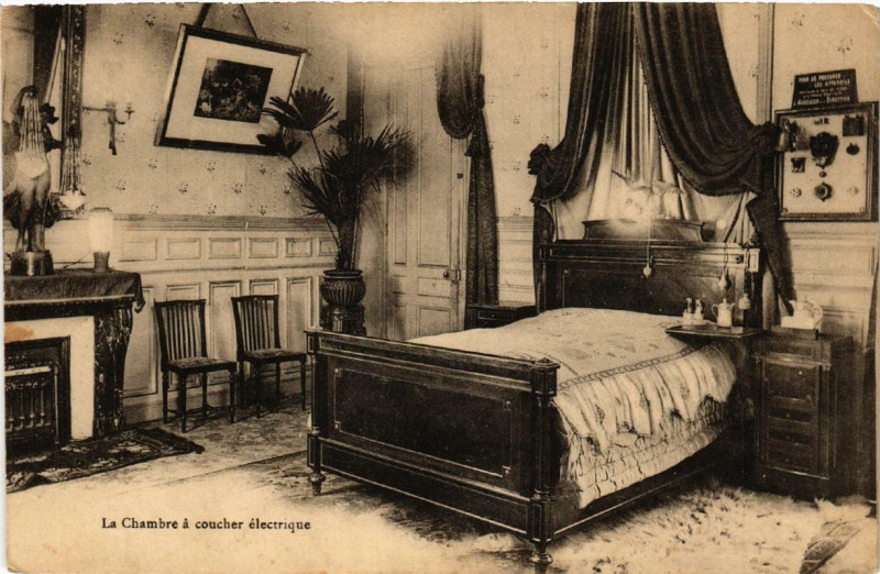 Carte postale ancienne Paris (9e) La Maison Electrique. La Chambre a coucher electrique à Paris 9e
