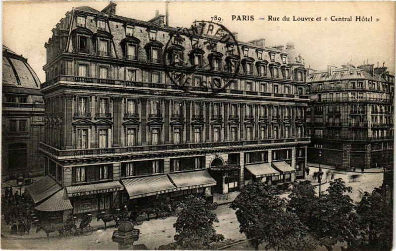 Carte postale ancienne Paris 1e Rue du Louvre et Central Hotel à Paris 1er