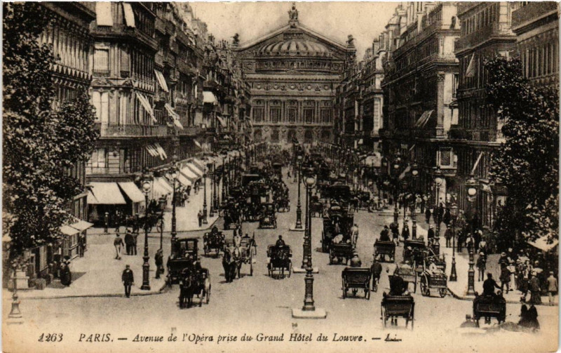 Carte postale ancienne Paris (9e) Avenue de l'Opera prise du Grand Hotel du Louvre à Paris 9e