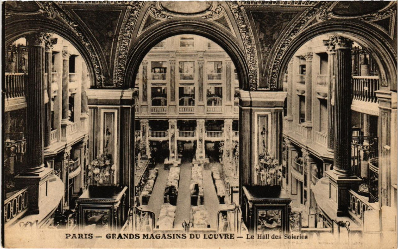 Carte postale ancienne Paris (1e) Grands Magasins du Louvre Le Hall des Soieries à Paris 1er