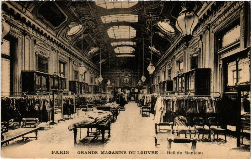 Carte postale ancienne Paris (1e) Grands Magasins du Louvre. Hall du Manteau à Paris 1er