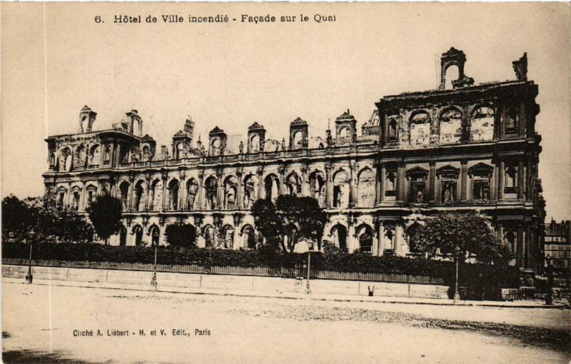 Carte postale ancienne Paris (4e) Hotel de Ville incendie Façade sur le Quai à Paris 4e
