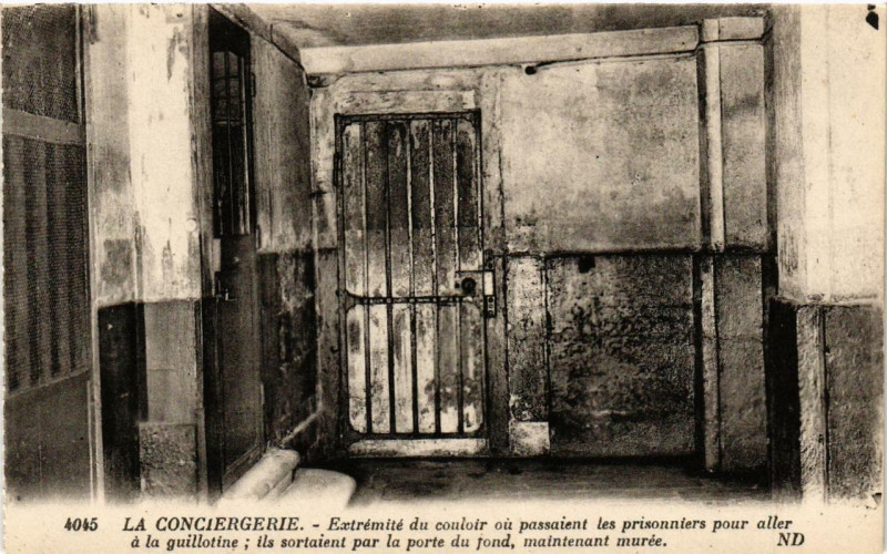Carte postale ancienne Paris (1e) La Conciergerie. Extremite du couloir à Paris 1er