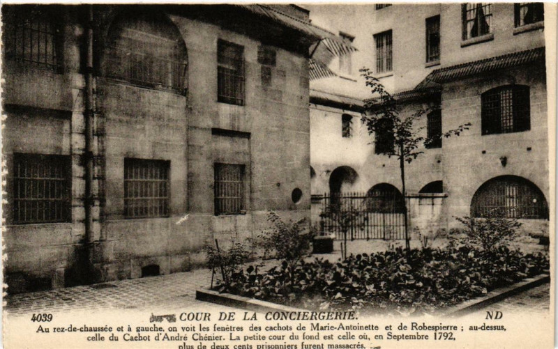 Carte postale ancienne Paris (1e) Cour de la Conciergerie à Paris 1er
