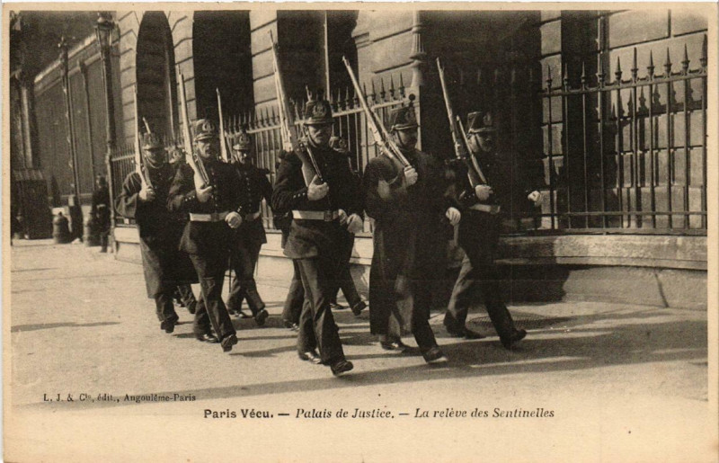 Carte postale ancienne Palais de justice - La relève des Sentinelles à Paris 1er