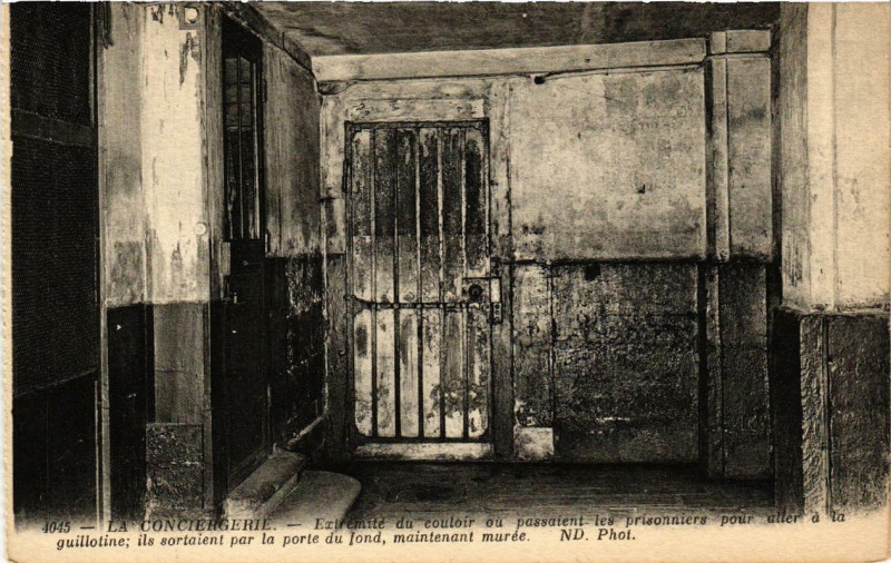 Carte postale ancienne Paris (1e) La Conciergerie. Extremite du couloir à Paris 1er