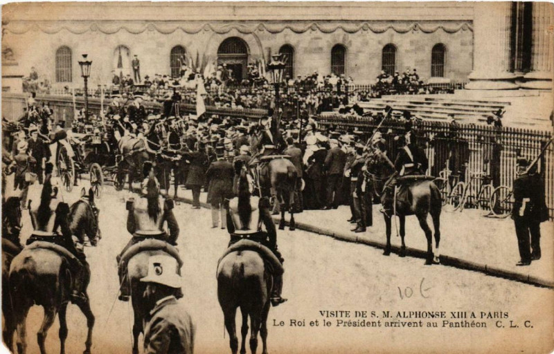 Carte postale ancienne Paris Visite de S.M. Alphonse Xiii. Arrivée au Pantheon à Paris