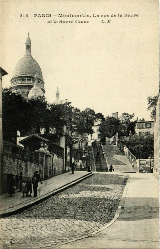 Carte postale ancienne Montmartre - La rue de la Barre et le Sacré-Coeur à Paris 18e